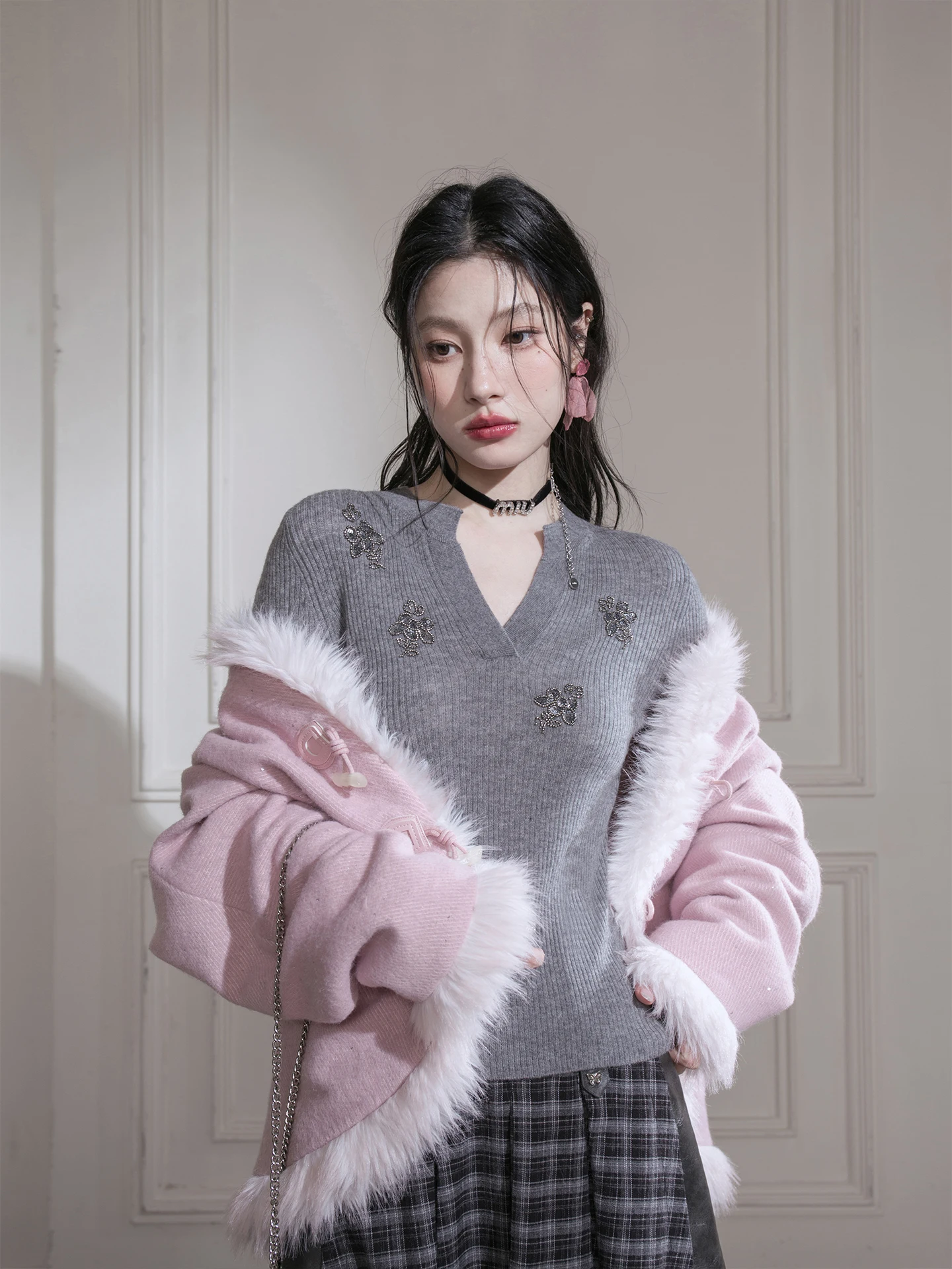 

Женская модная вязаная кофта с длинным рукавом, вышивкой, V-образным вырезом, бисерными деталями и мягкой вязкой из смесовой шерсти, цвета холодной элегантности