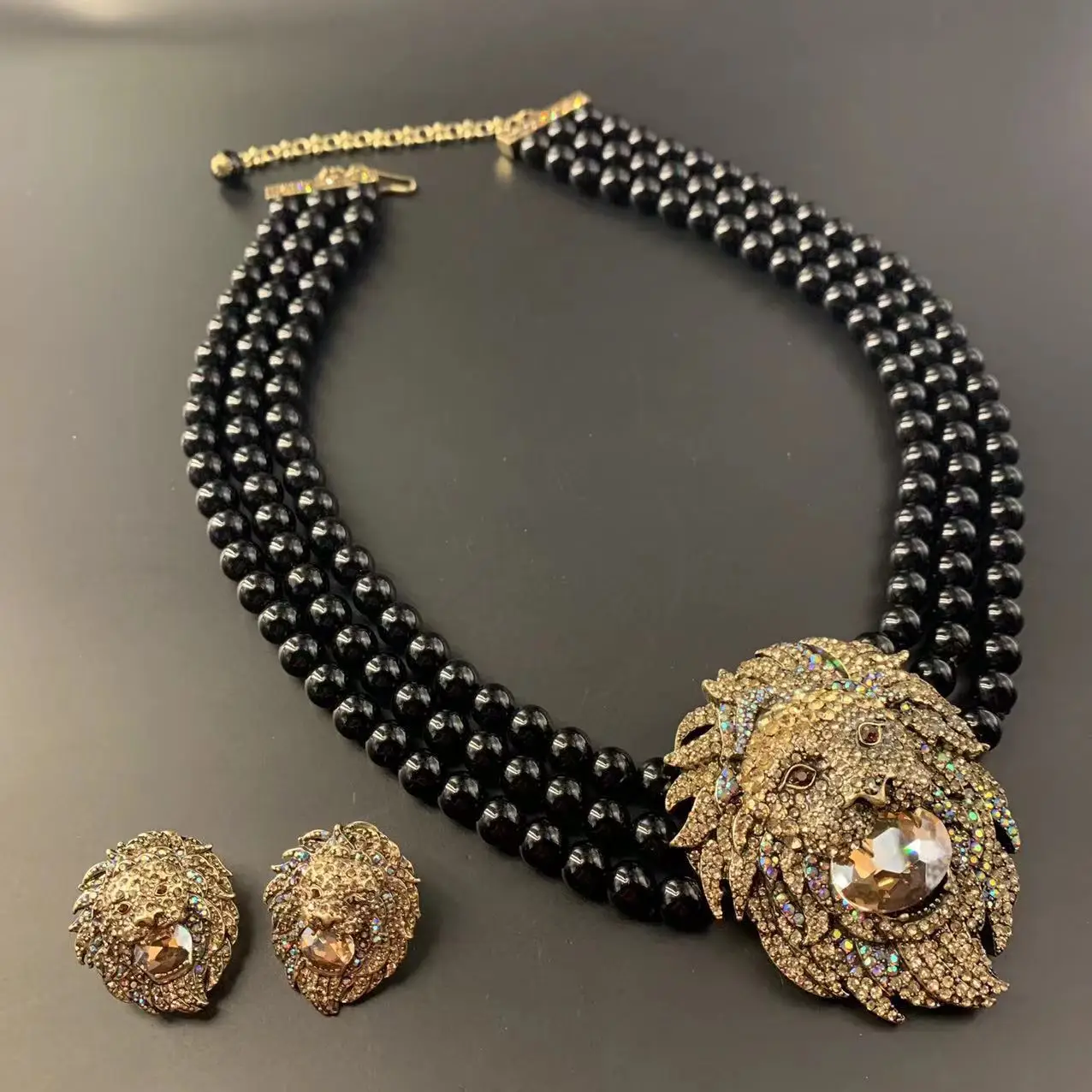 

Popular in Europe and America, the medieval personalized lion has a multi-layer black necklace and earrings