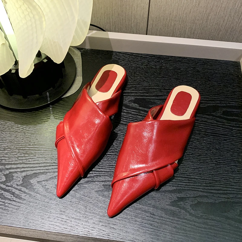 Sommerliche spitze Baotou-Slipper: Modische, leichte Slip-on-Schuhe mit niedrigem Absatz und weicher Sohle