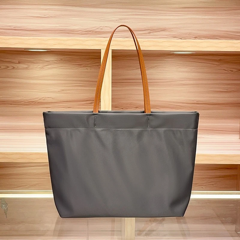 

Ladies Tote Bag Made of Cherry-Patterned Leather Boasting High-End Paris Commuter Daily Style