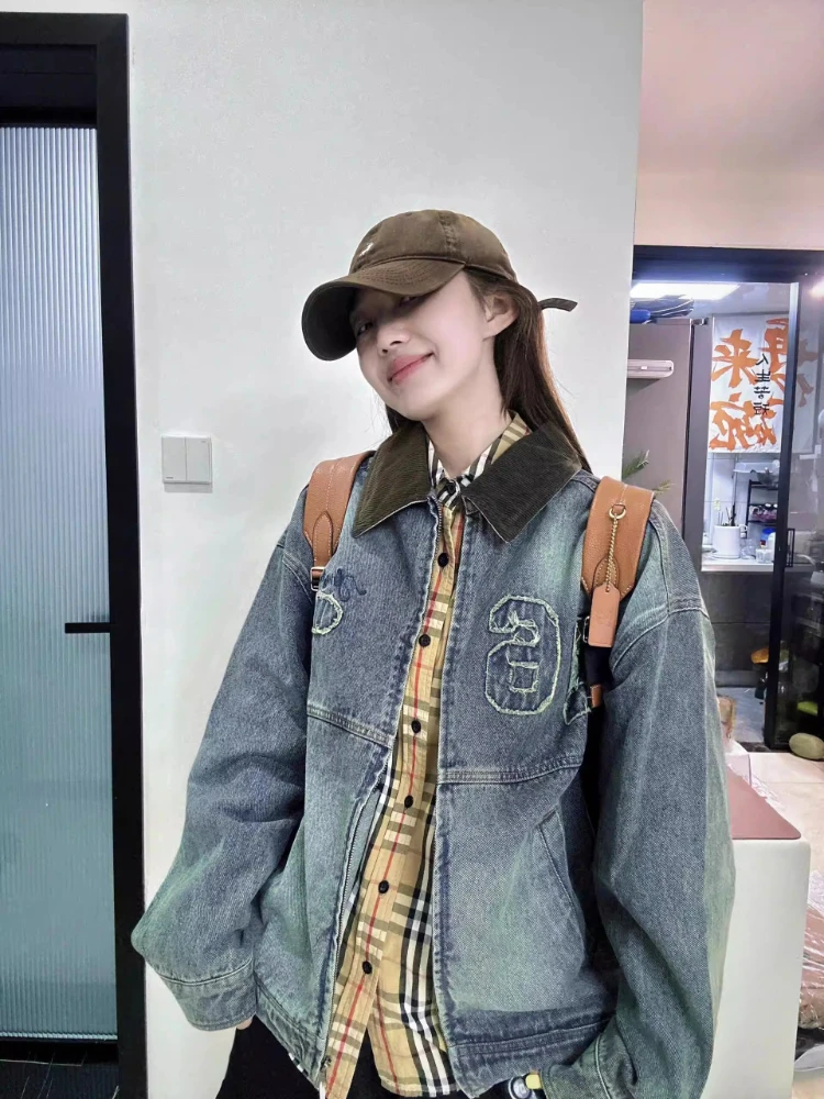 

Женская осенняя винтажная джинсовая куртка в американском стиле с воротником из вельвета, вышивкой, свободного кроя, модная куртка-тракер