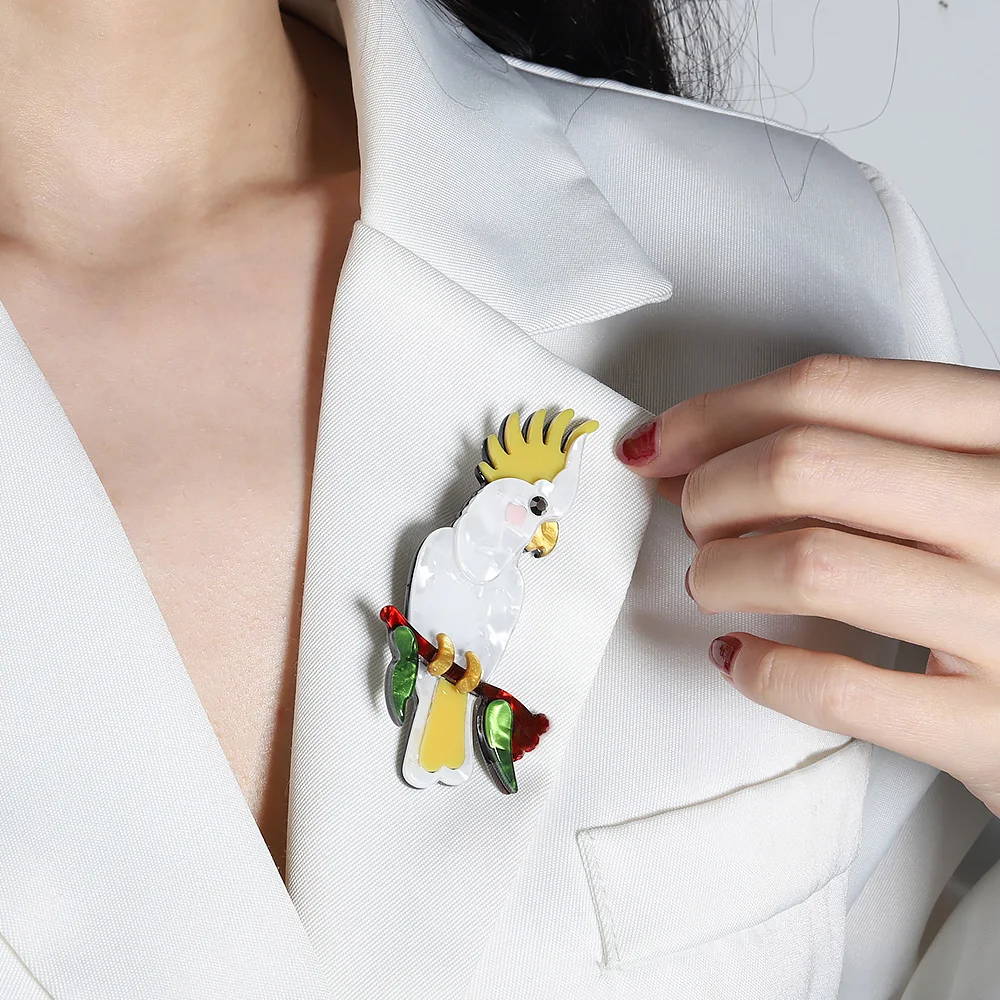 Handmade Acrylic Animal Parrot Brooches for Women Men Lovely Sitting Pet Casual Party Brooch Pin Gifts Jewelry Accessories