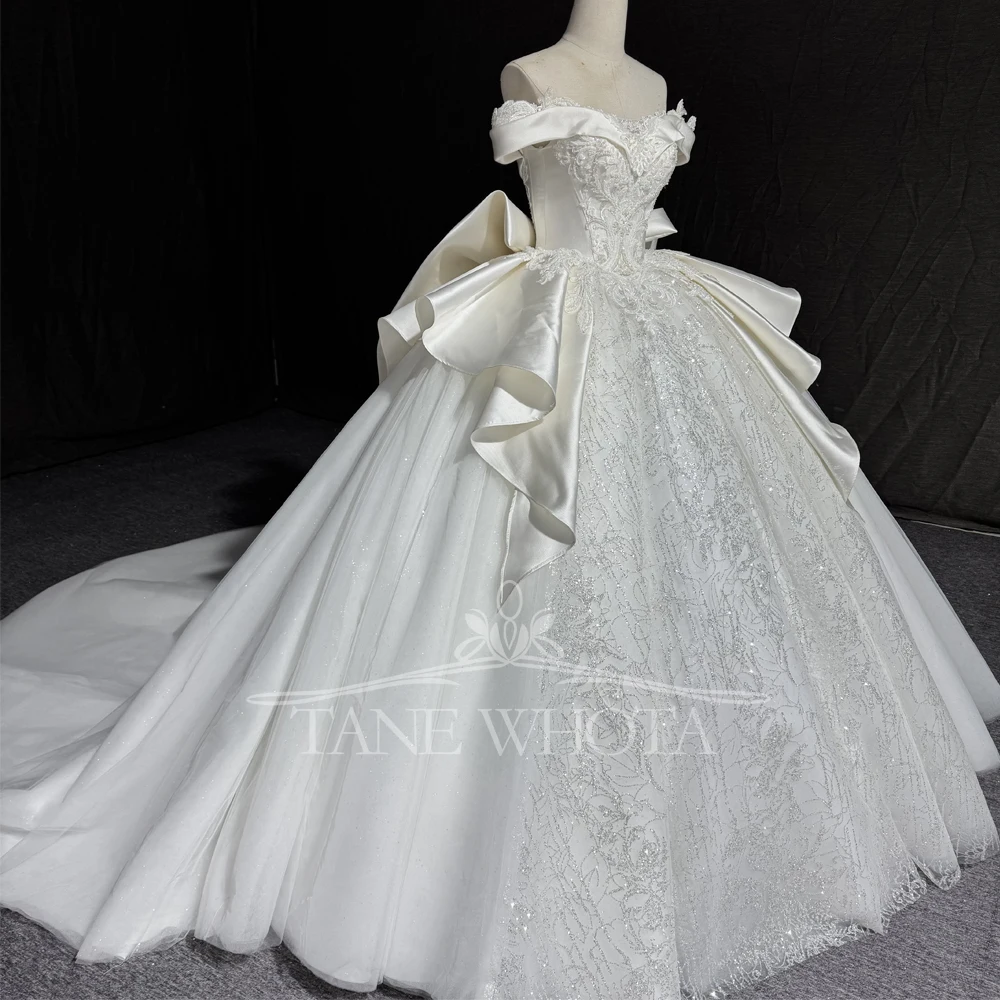 Robe de mariée civile, épaules dénudées, paillettes, perles, dos à lacets, broderie personnalisée, détail de nœud