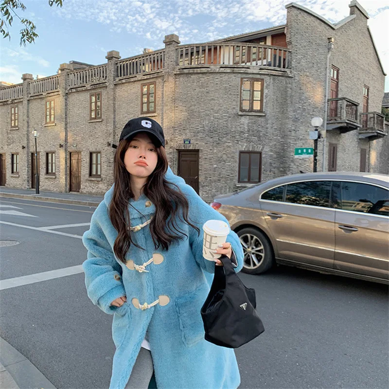 

2024 Winter New Heining Lamb Fur Coat with Hood Real Wool Button Closure Leather And Fur Inteated Long Sve Women's Jaet