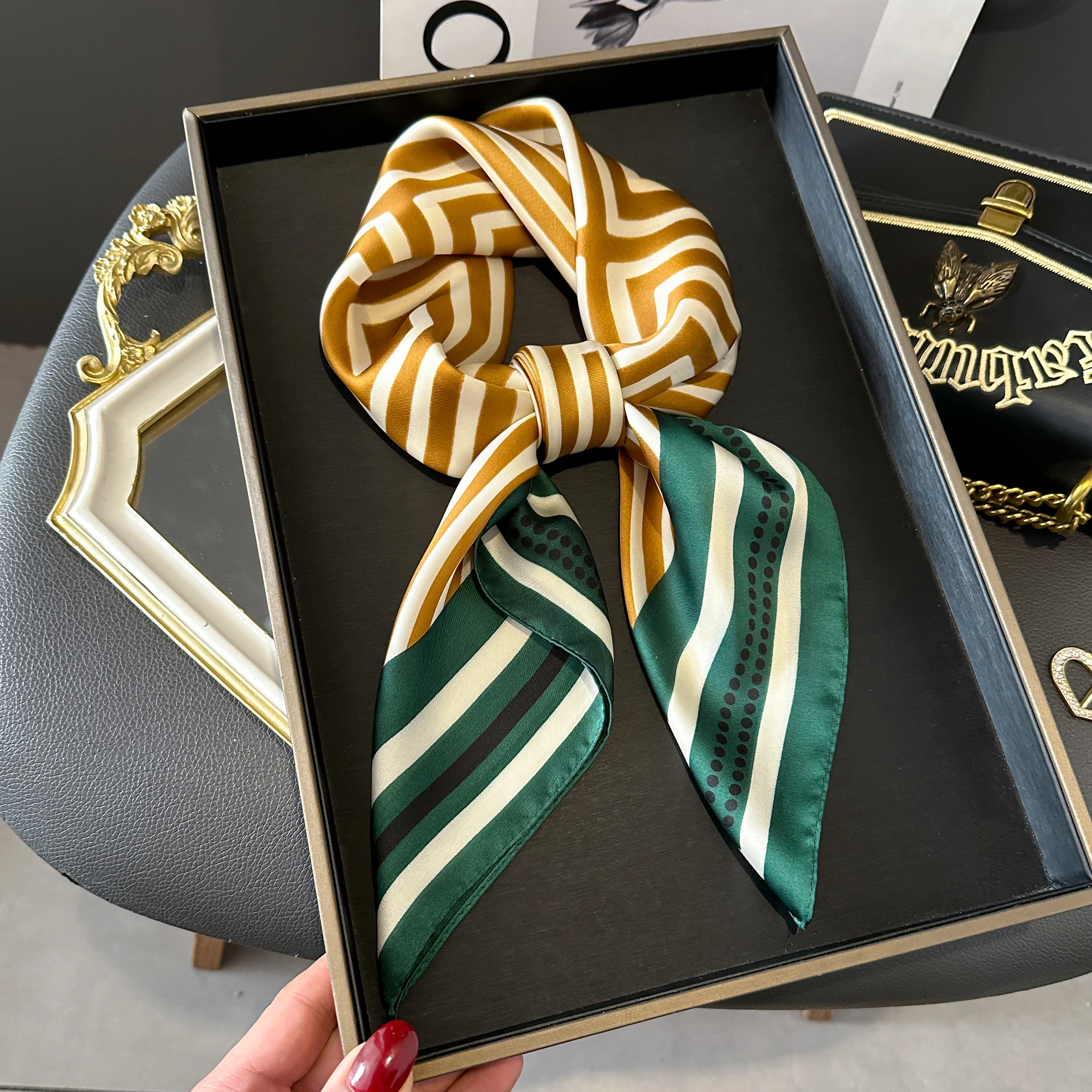وشاح مربع بنقشة الهندسية اليون - مراجعة Women Bags For Office وسعره