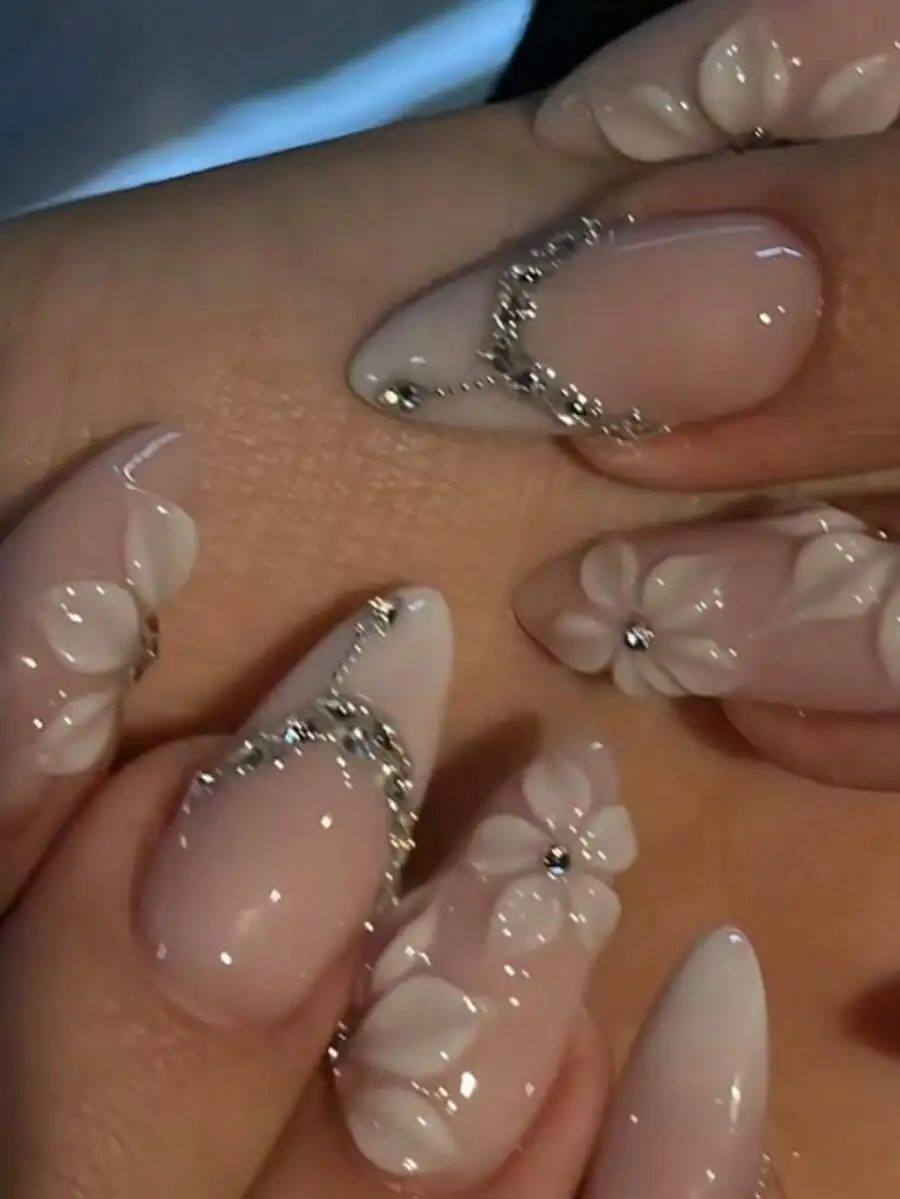 

24pcs French White Ombre 3D Floral Decor Short Almond Shaped Press-On Nails, Includes 1 Sheet Of Adhesive Stickers And 1 Mini Na
