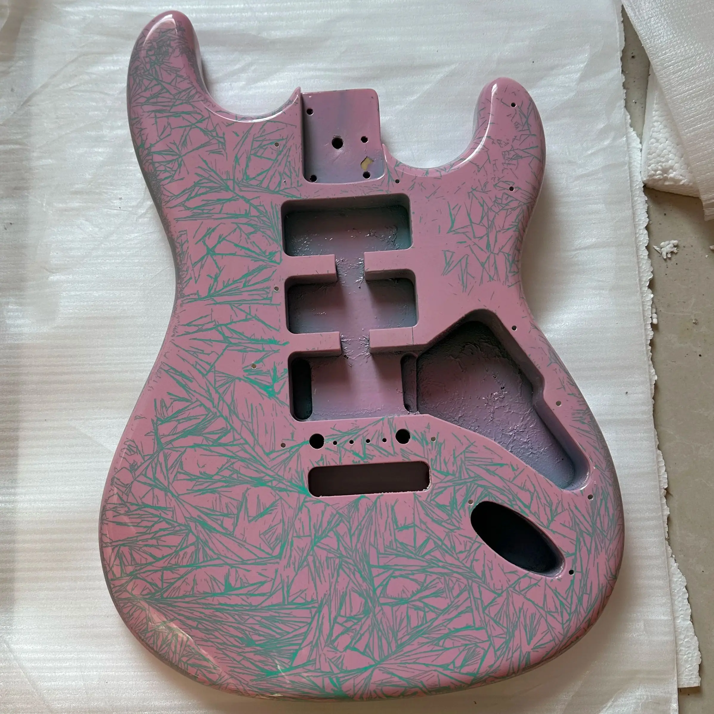 cuerpo-de-guitarra-electrica-st-de-madera-polar-con-patron-de-hielo-craquelado-rosa-personalizado-y-hermoso-con-acabado-brillante-en-stock-edicion-limitada-de-muchos-anos