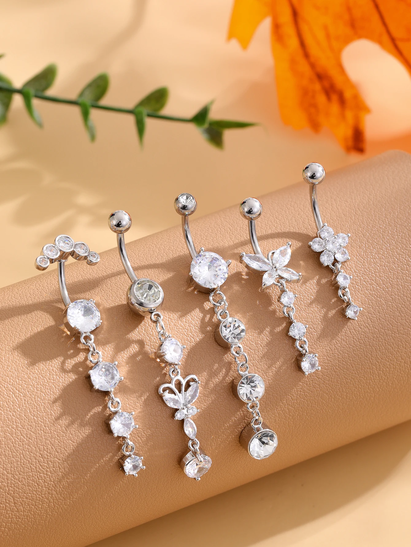 5-teiliges Set Goldfarbene Bauchnabelringe mit Herz- und Blumenanhängern, Edelstahl-Bauchpiercings mit Schleife, Gebogene Nombril-Ombligo-Ringe