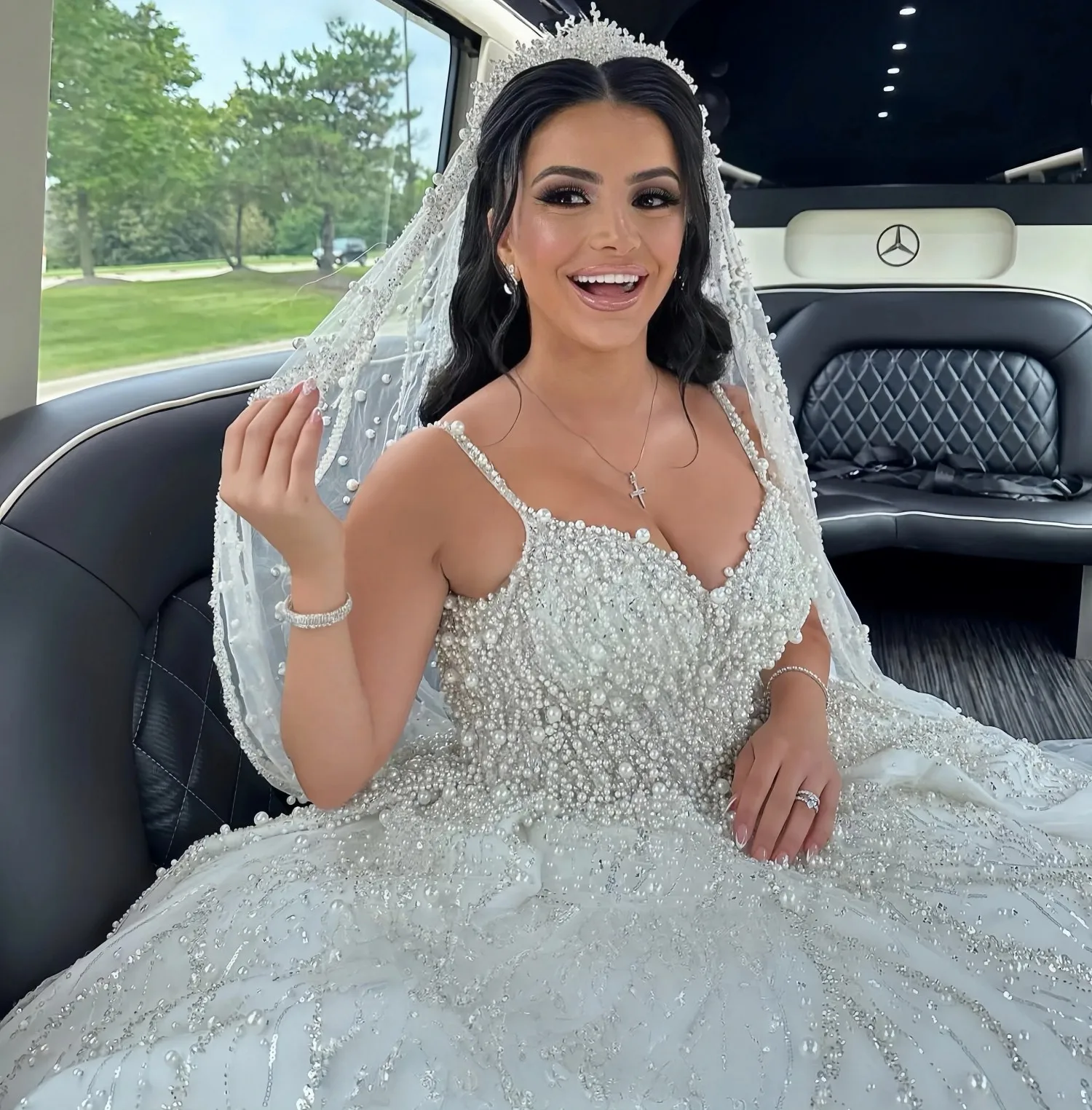 Luxury Sequined Wedding Dresses Arabic Dubai V-neck Straps Beads Pearls Bride Dress Bridal Gowns Customized Vestidos De Noiva