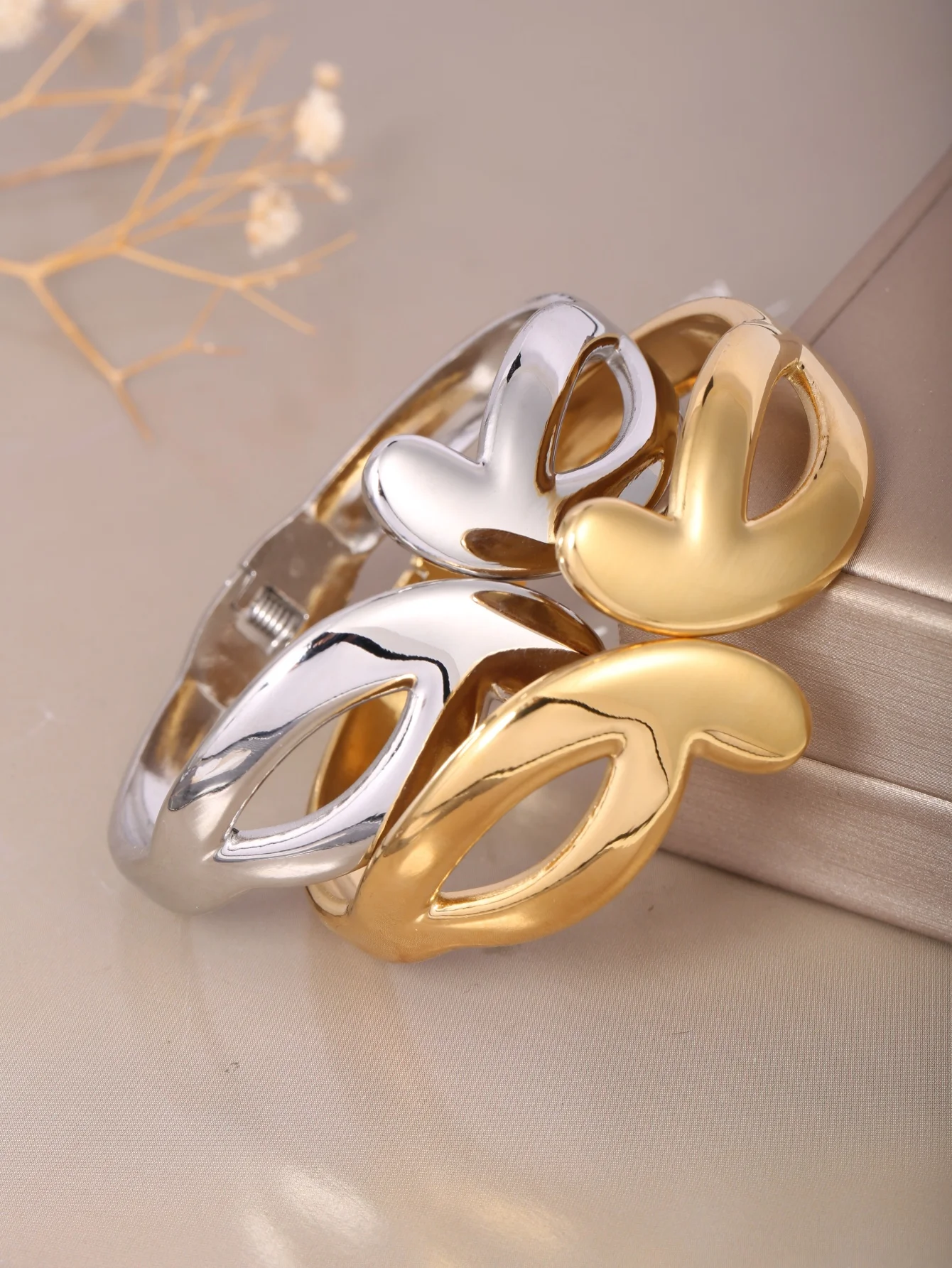 1 Piece Stainless Steel Bracelet with 18K Gold and Silver Plating, Dual-Tone Mask-Style Heart Clasp, Mysterious Ballroom-Inspired Niche Design, Suitable for Women to Wear in Various Occasions Such as Daily Wear, Parties, Gatherings, and Commuting