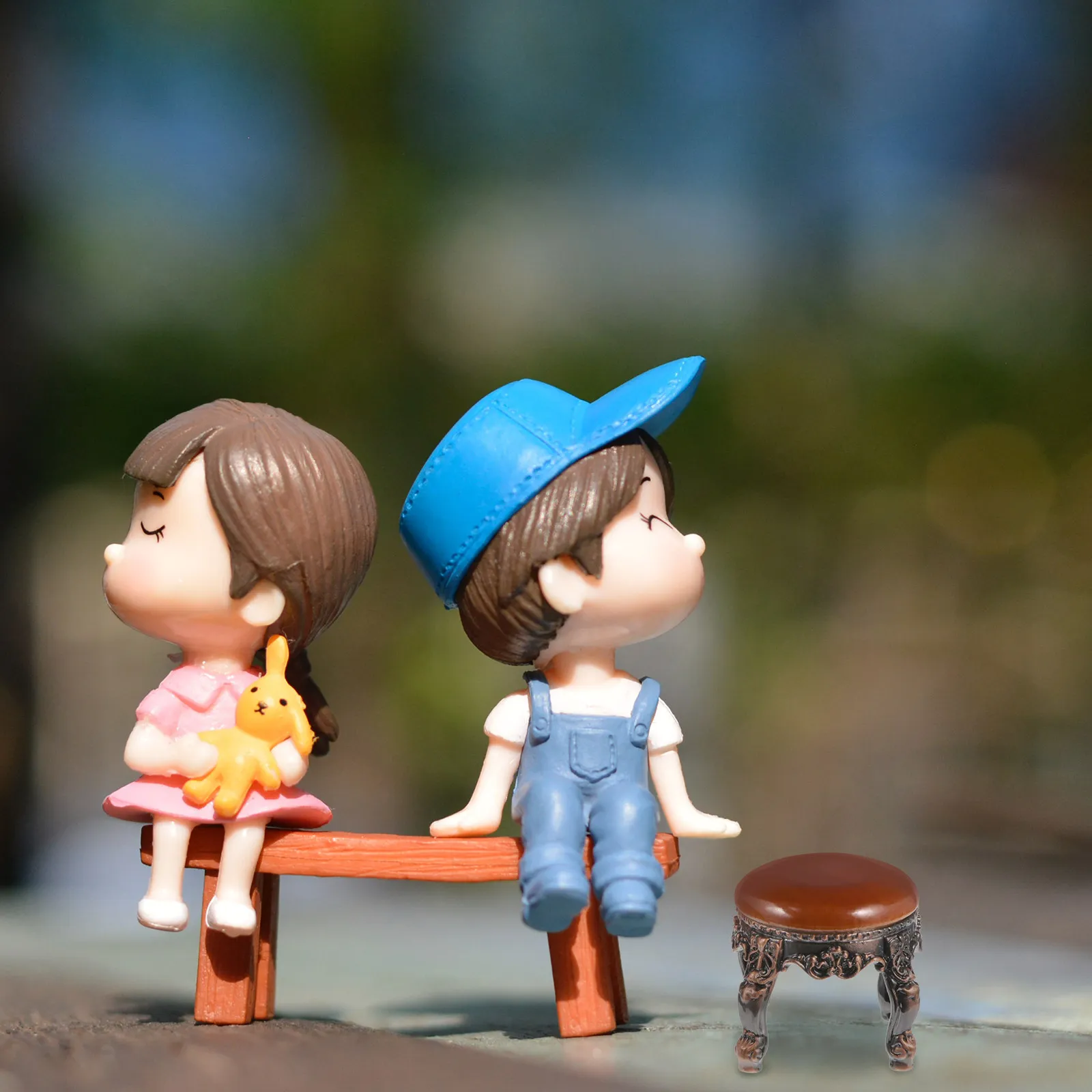 conjunto-de-2-mini-banquetas-estilo-retro-ornamento-miniatura-elegante-feito-a-mao-adequado-para-micro-paisagens-e-decoracao-de-casa-pequena