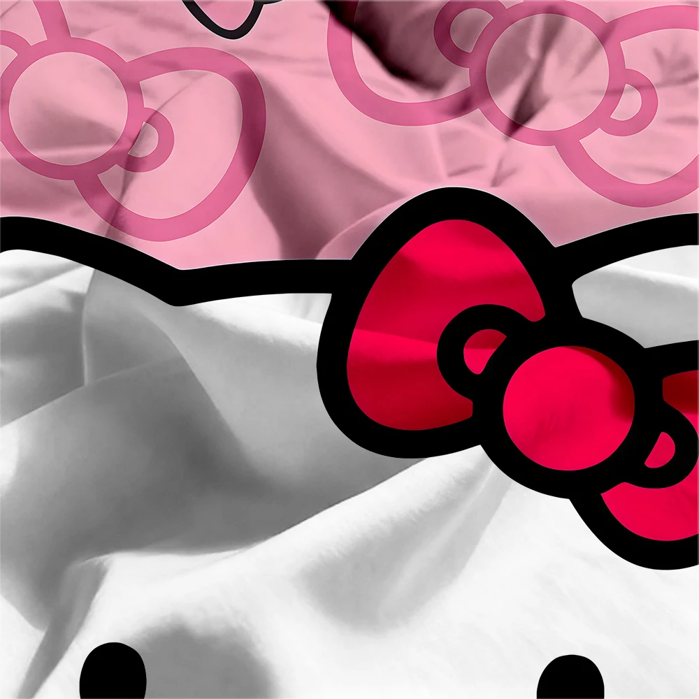 غطاء لحاف سانريو هالو كيتي البسيط عبارة عن غطاء لحاف مريح وخفيف الوزن مناسب لجميع أنواع البشرة.