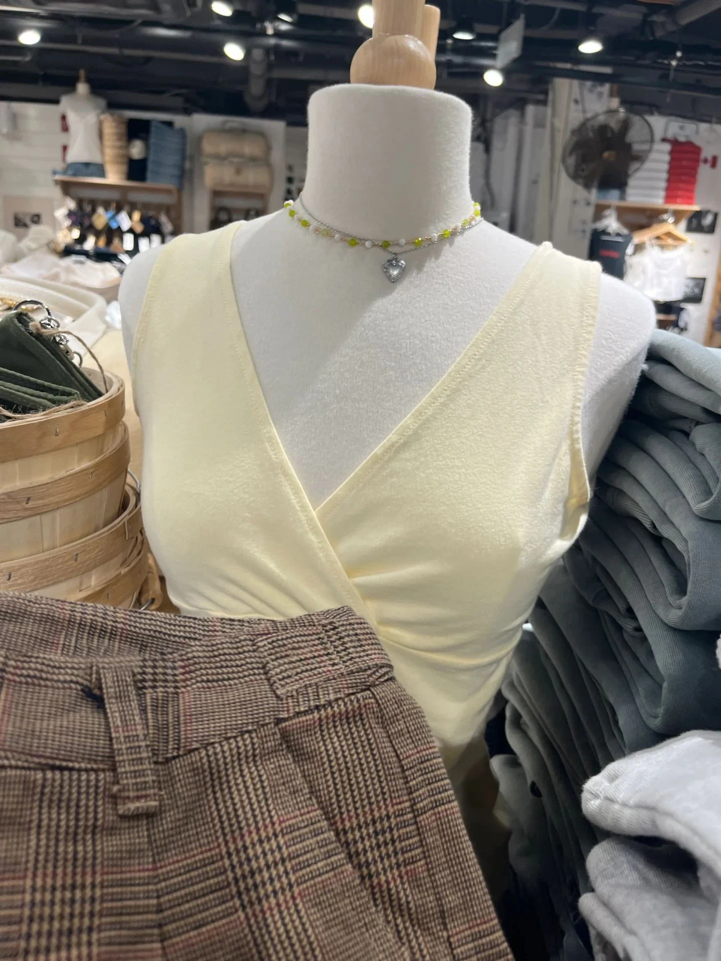 

Новая желтая базовая майка, женская летняя сексуальная хлопковая тонкая майка без рукавов с v-образным вырезом, женские повседневные простые укороченные топы в консервативном стиле