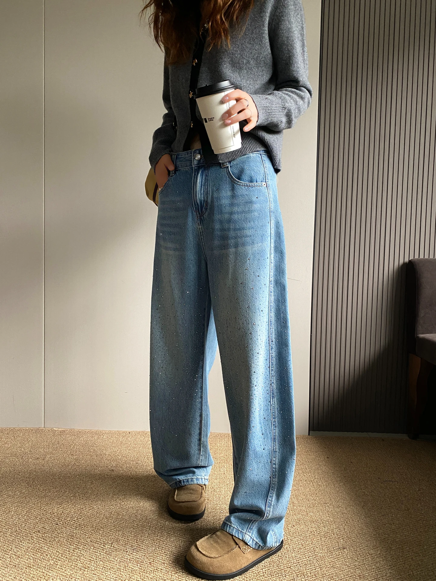 

Женские джинсы с высокой талией и широкими штанинами, весна 2026, новые повседневные прямые джинсы из денима с эффектом потертости и стразами