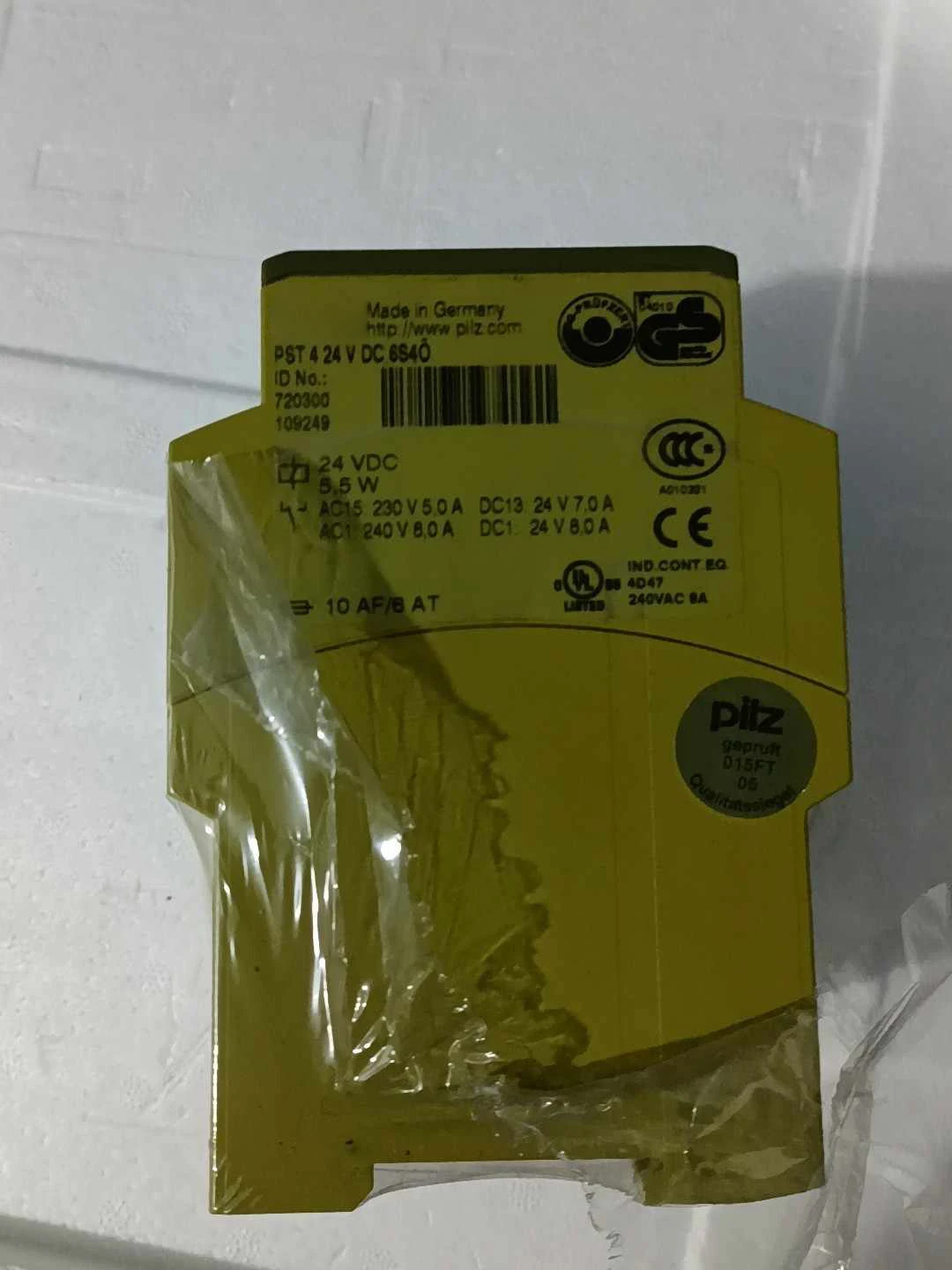 720300 PST 4 24 V DC 6N/O 4N/C PNOZsigma safety relay