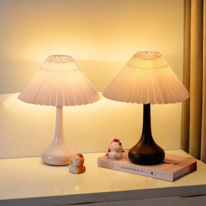 Vintage Table Lamps Nordic Style Pleated Lampshade Bedside Dormitory Atmosphere Decoration Night Light