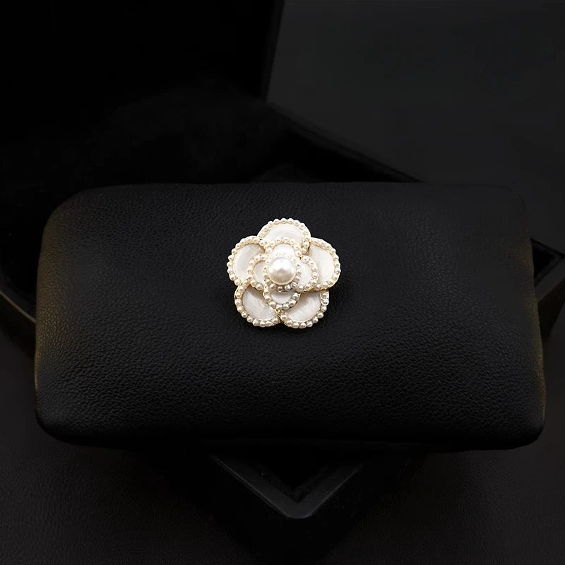 Brooch Five Petal Flower Small Collar Pin for Women Suit Fashion White Pearl Jewelry Clothing Accessories Buckle Gifts 1366