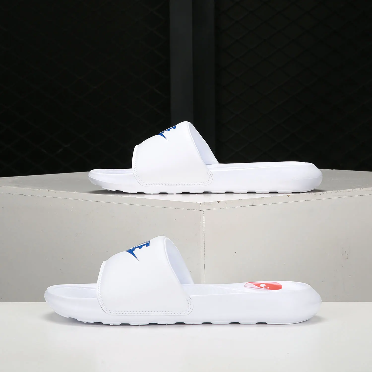 

Оригинальные мужские легкие спортивные сандалии из дышащей пенопласта Nike CN9675-102