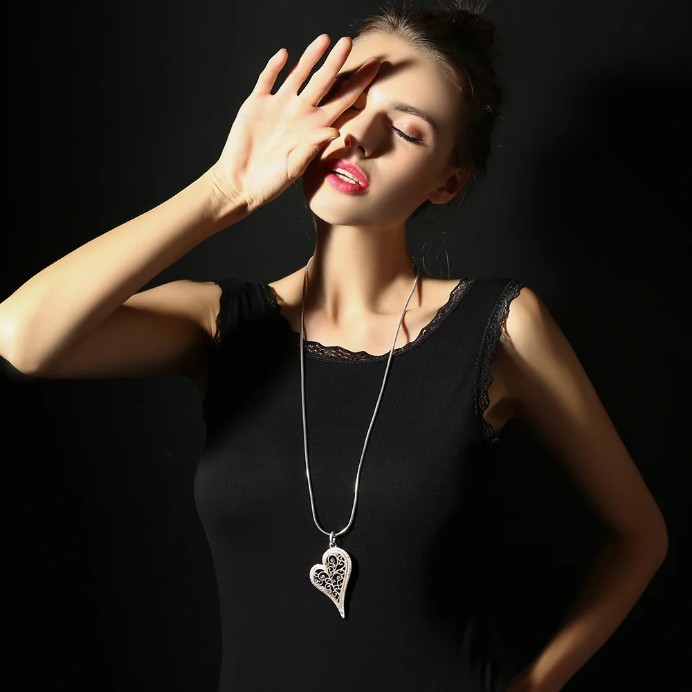 DIY accessories Sweater chain explosion Europe and the United States fresh and exquisite hollow diamond pattern peach heart
