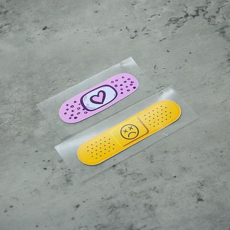 1PC「ハートと絵文字付き包帯」車オートバイデカール、ユニークなデザインのステッカー、自動車オートバイの外装スタイルとパーソナライゼーション用