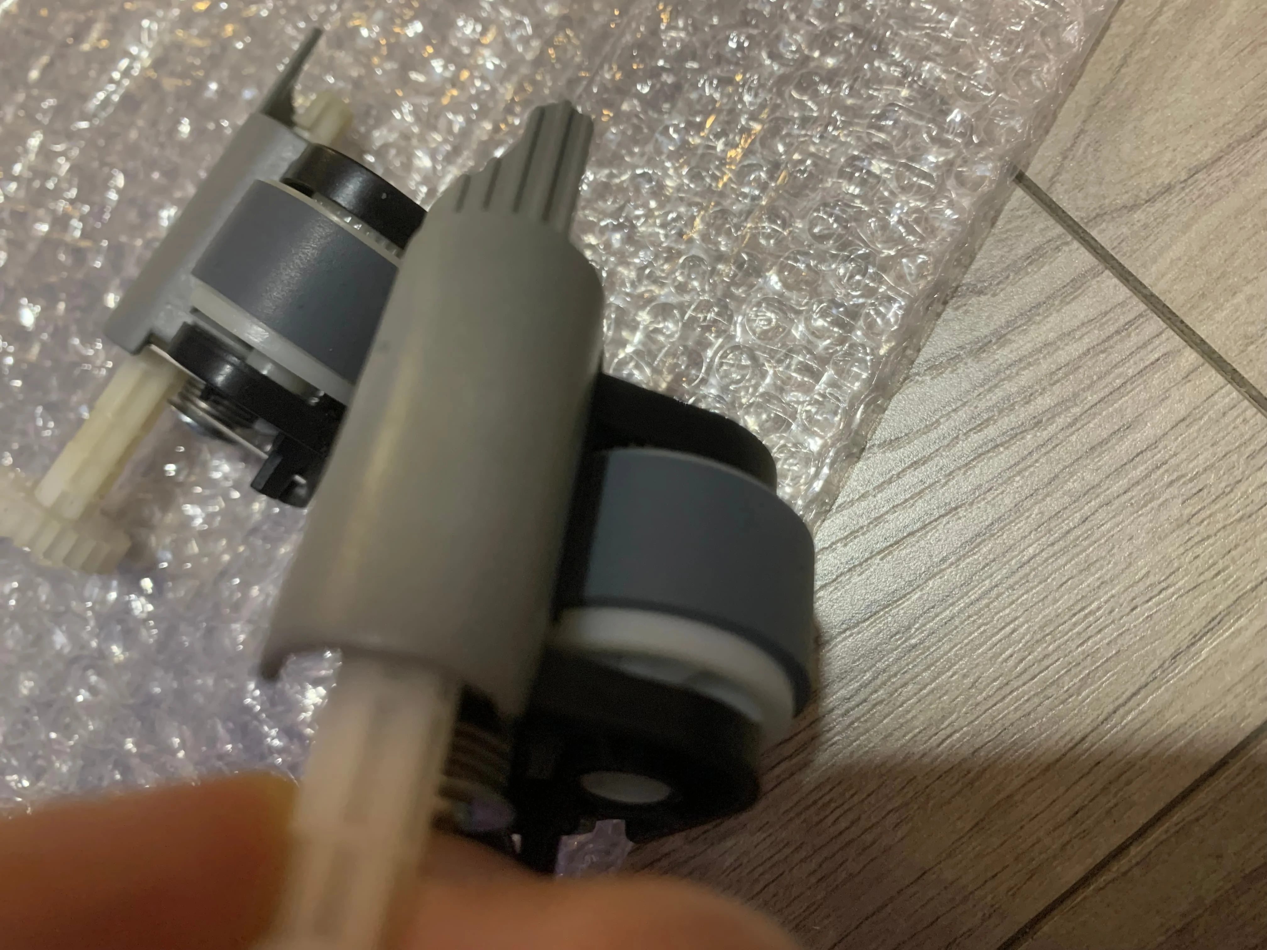 

1X Original 1547069 PICK ASSY Pickup Roller for Epson L200 L201 L100 L101 T22 ME33 ME330 ME35 ME350 TX120 TX130 SX125 S22 SX130