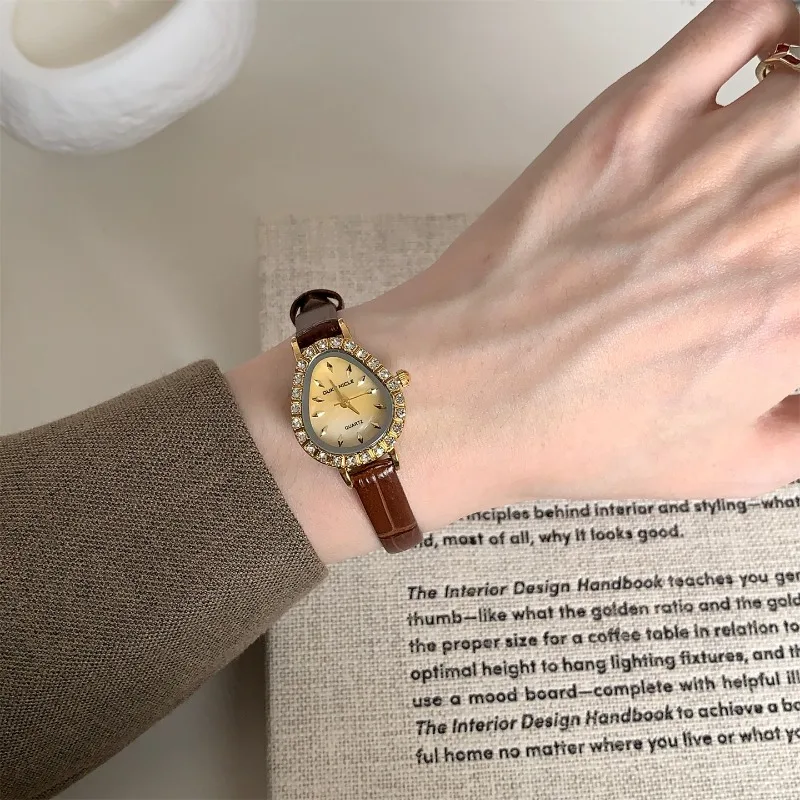 Luxury Women's Quartz Watch Gold Oval Delicate Dial Black Vintage Leather Elegant Fashion Women's Watch