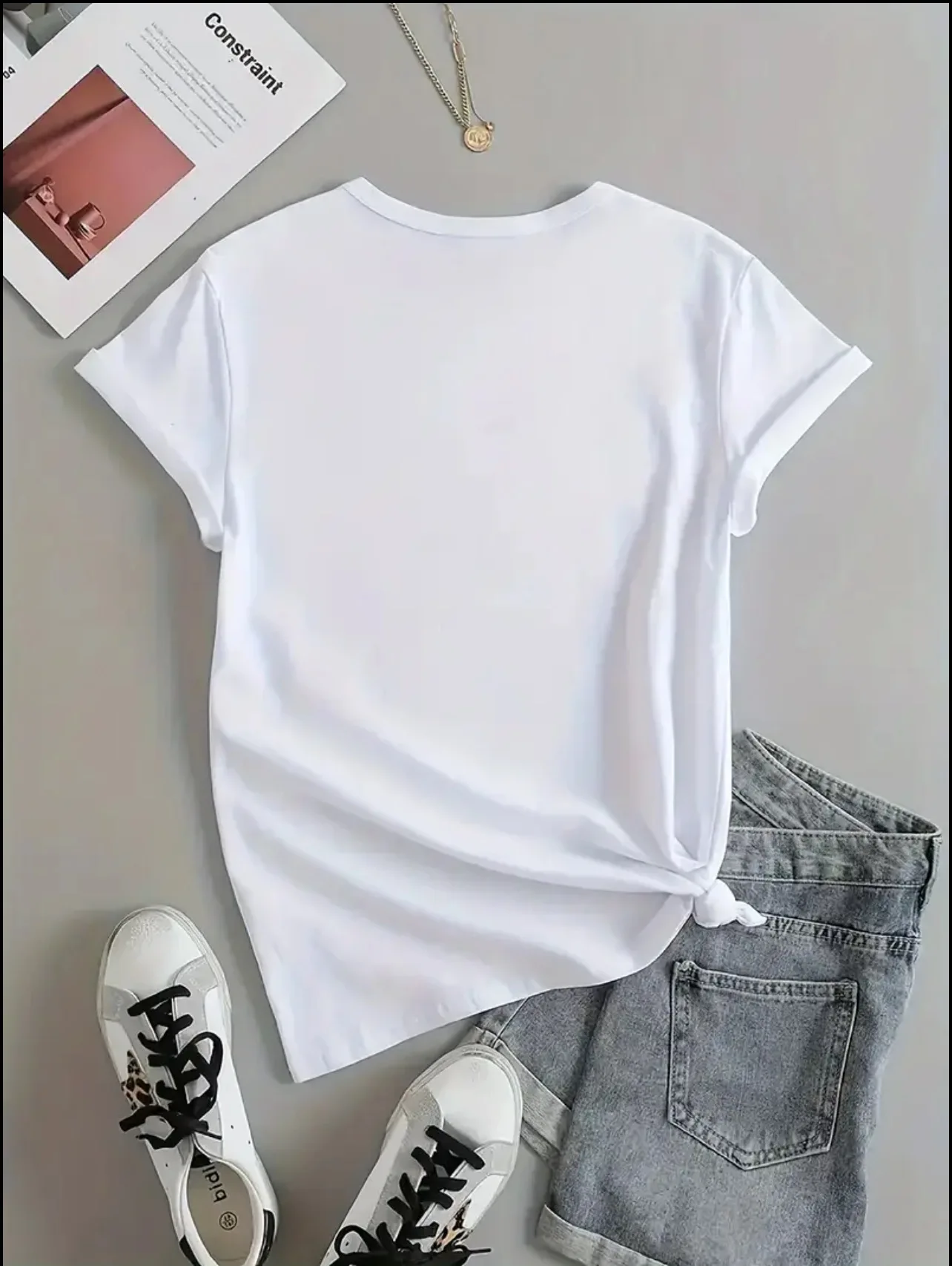 A ladies' comfortable and casual T-shirt printed with letters, cartoon cats and book patterns, suitable for all four seasons