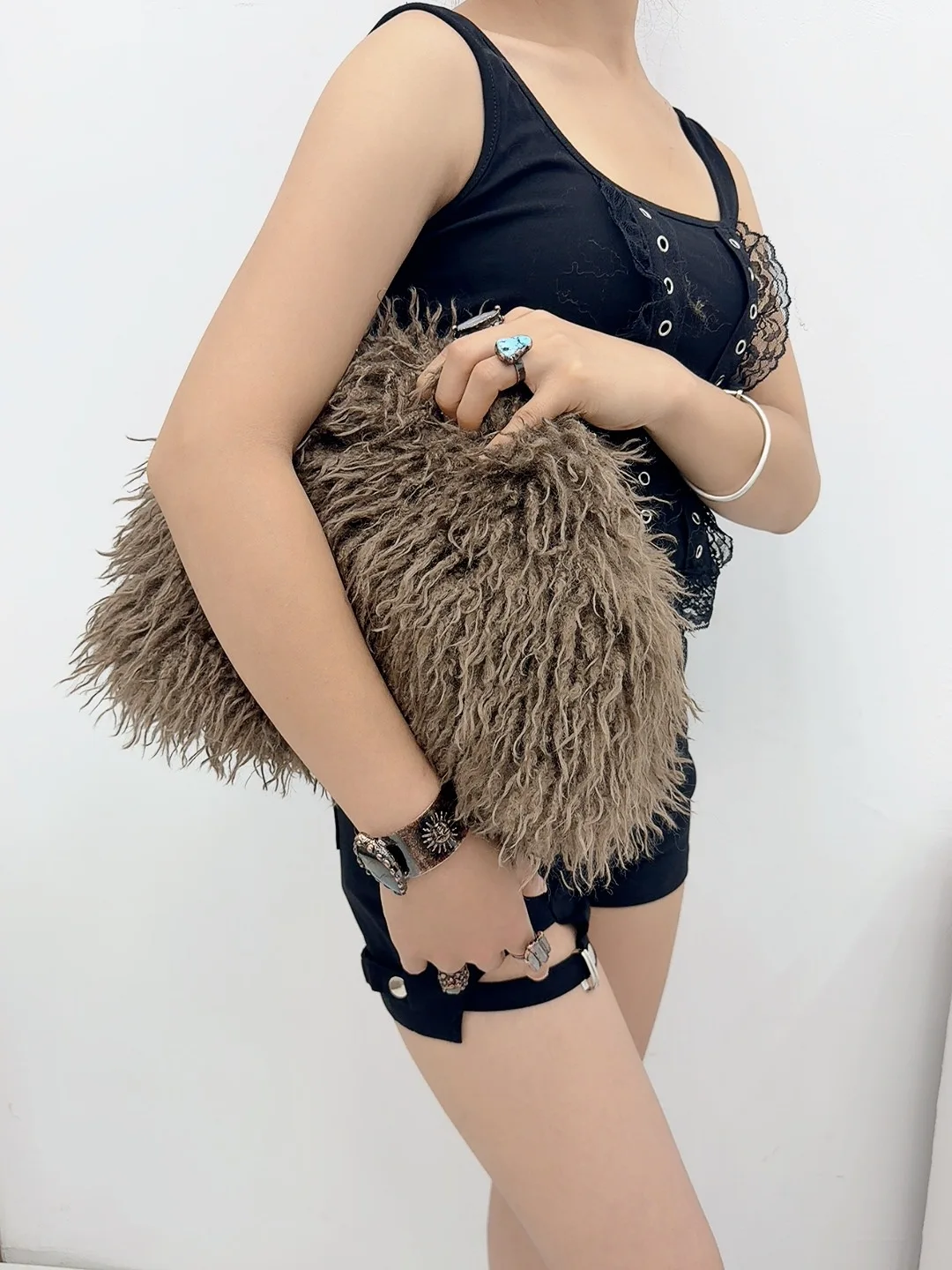Retro Lange Flauschige Vintage Wolken-Tasche Herbst Winter Lammfell Clutch Handtasche Trendige Europäische Sexy Mädchen Kunstfell Handtasche – Detail 2