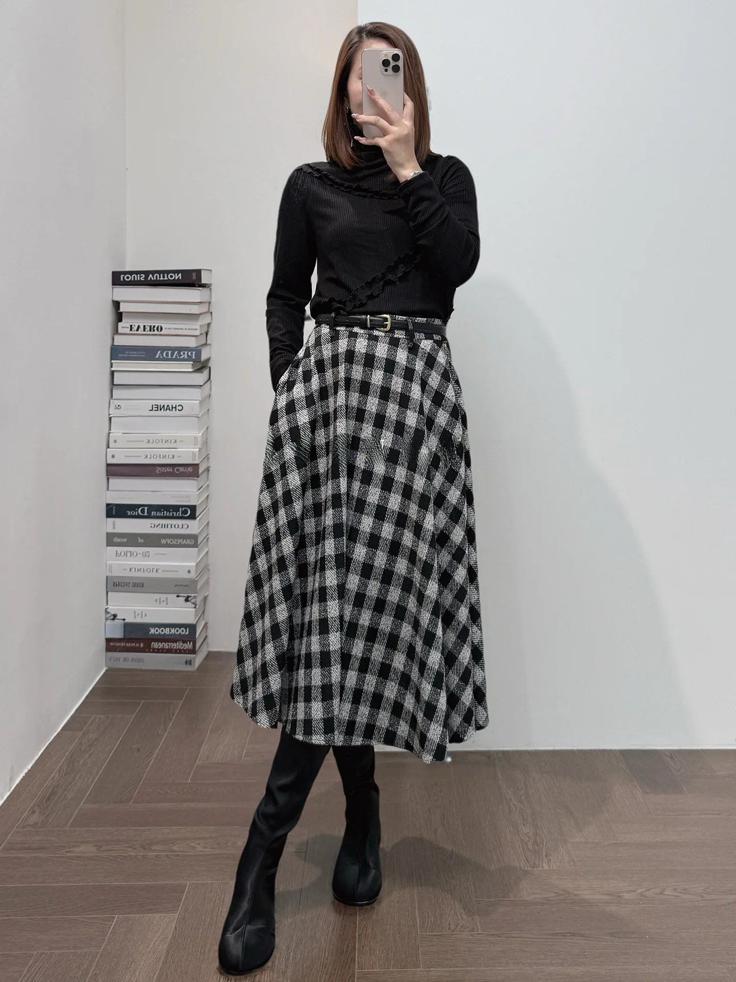 

Ультракомфортная тонкая трикотажная базовая футболка из ацетата с высоким воротником, кружевной отделкой и защитой от скольжения, для повседневной носки.