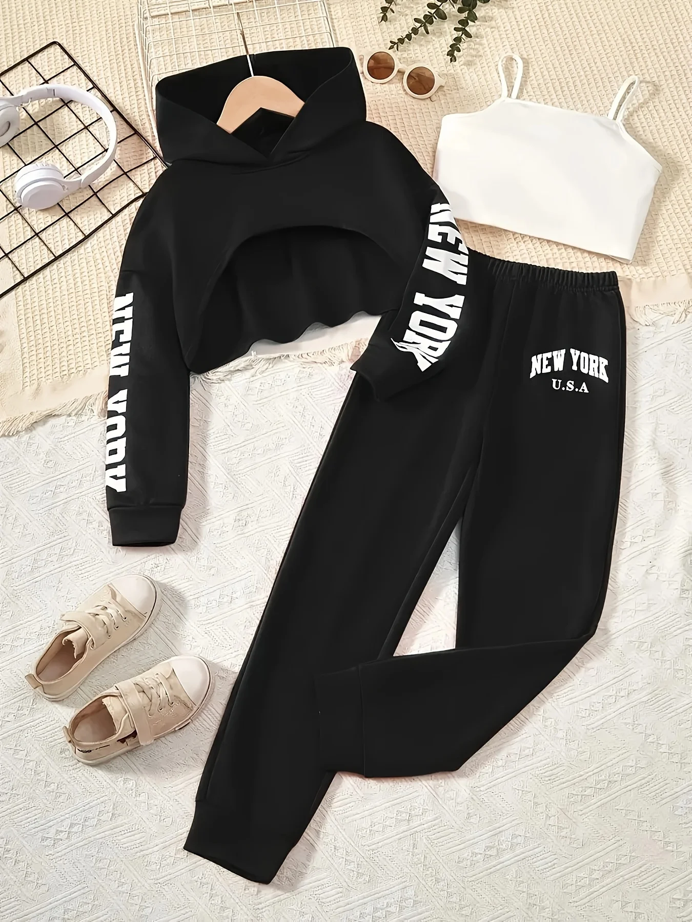 Mädchen-Herbst-Freizeitoutfit: Dreiteiliges Set mit Camisole, Kurzjacke und langer Hose, Kinder-Set mit englischen Buchstaben-Prints, geeignet für 5-13-jährige Kinder, vielseitige Kleidung für Familienausflüge – Detail 1