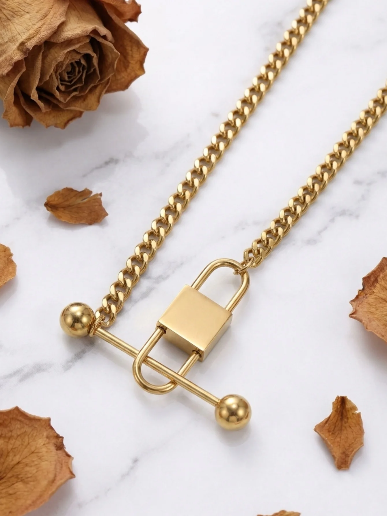 1 Piece Stainless Steel 18K Gold Thick Cuban Chain Pendant Necklace, Vintage Square Lock Geometric Clavicle Chain, Suitable for Women's Sweet and Cool Street Style, Sweatshirt and Denim Outfits, Unique Niche Heavy-Duty Accessories, Confession and Love Commemorative Gift, Versatile Necklace for Multiple Occasions