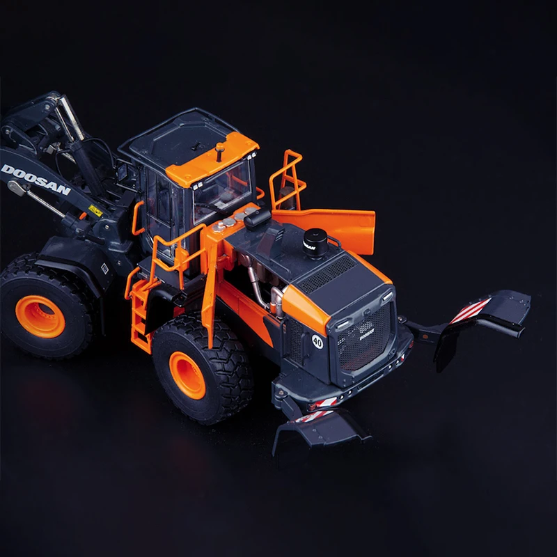 1:50 Scale Doosan DL420 Loader Model 99-10101 Simulation Alloy Model Static Display Collectible Gift Souvenir Decoration Toy