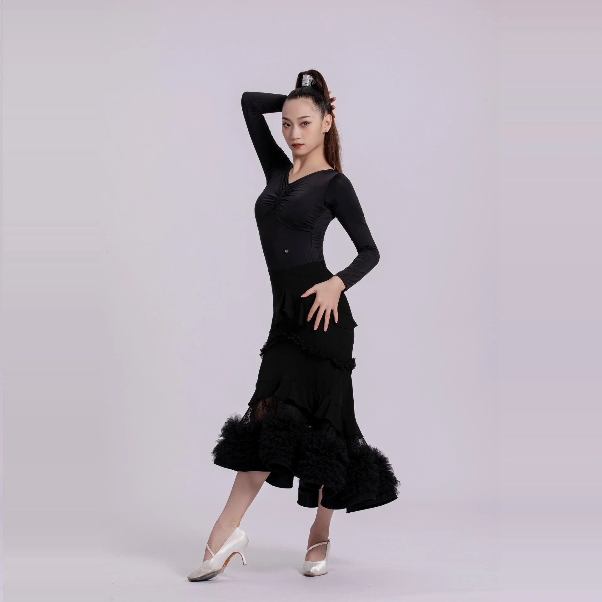 2025 vêtements de danse de salon latine femmes valse danse Performance vêtements hauts noirs jupes en dentelle moelleuse robe de compétition BL14703