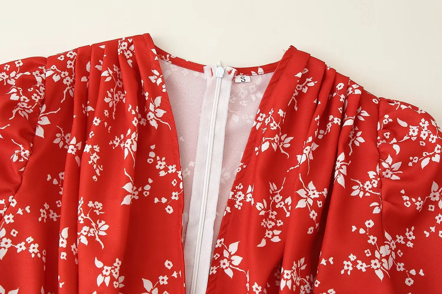 Modieuze INS-stijl nieuwe damesjurk met geplooid ontwerp met V-hals voor woon-werkverkeer Stijl en casual lange rok met MIDI-print