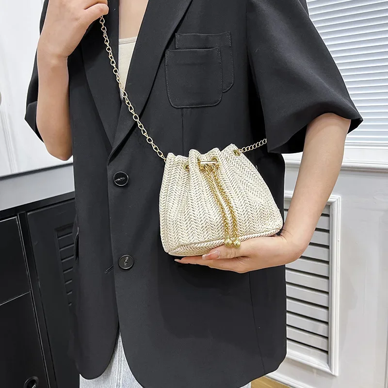 Straw Woven Bag New Small Bucket Bag Women's Metal Chain Fashion Beach Handbags Casual Shoulder Crossbody Bags 2023 Beige Purse