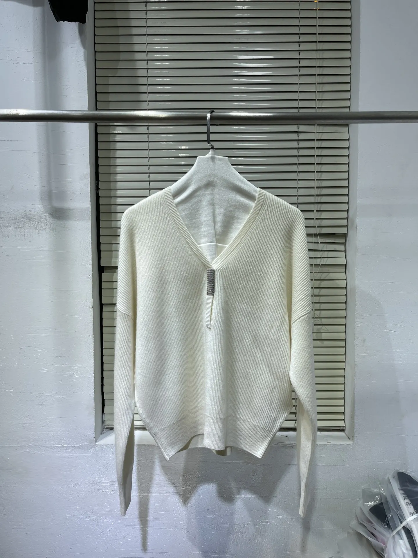 V-Neck Cashmere Sweater with Beaded Chain for Women, Bottoming Shirt, Female Top, High Quality, Autumn and Winter