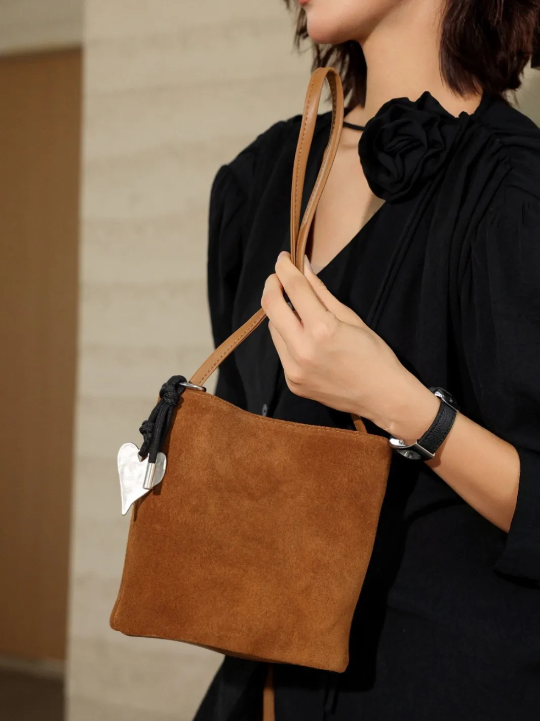

Sophisticated 2025 FW vintage-inspired bucket bag. Crafted from luxe, soft-touch pebbled leather for a versatile look.