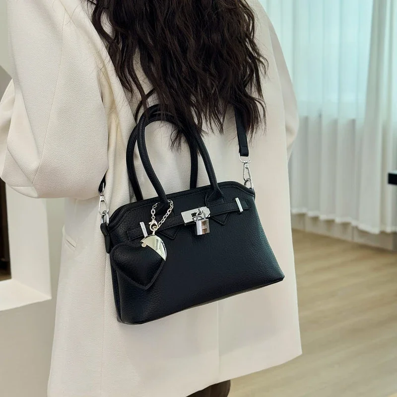 

Элегантная пригородная сумка-мессенджер — роскошная минималистичная кожаная сумка-тоут с ретро-логотипом и большой вместительностью для ежедневного использования