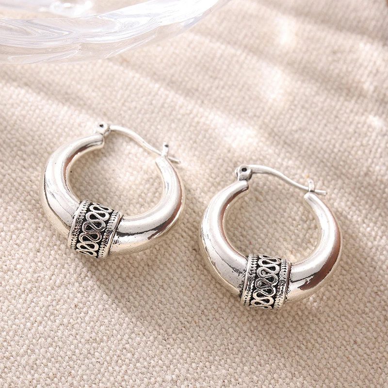 Vintage Handgeschnitzte Muster-Creolen Damen-Ohrringe Ethnische Silberfarbene Metall-Geometrie Täglicher Gebrauch Party-Schmuck – Detail 2