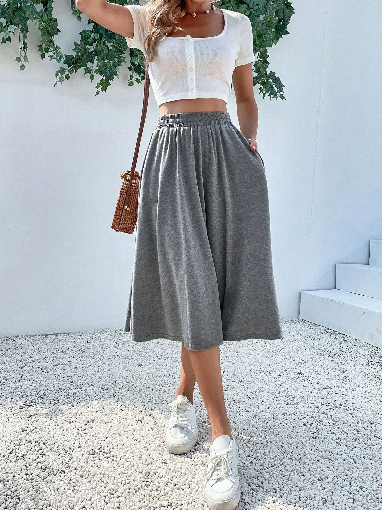 

Solid Slant Pockets Flared Skirt