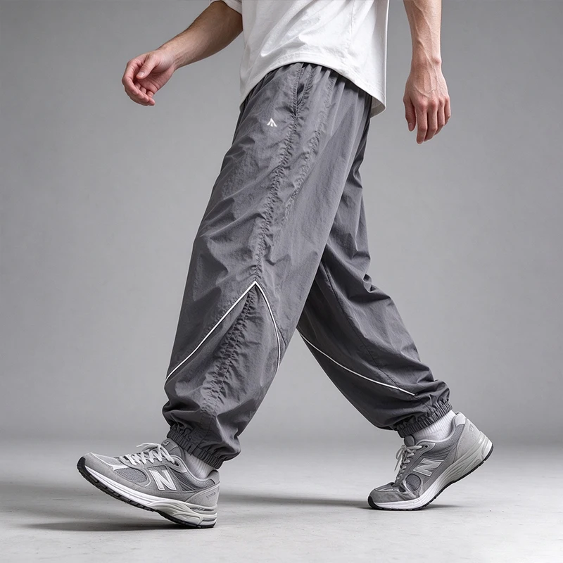 Leichte, schnell trocknende, lockere Nylon-Trainingshose für Herren, Jogginghose mit Kontrastbündchen und elastischem Bund, winddichte Sport- und Freizeithose im Streetwear-Stil. – Detail 13