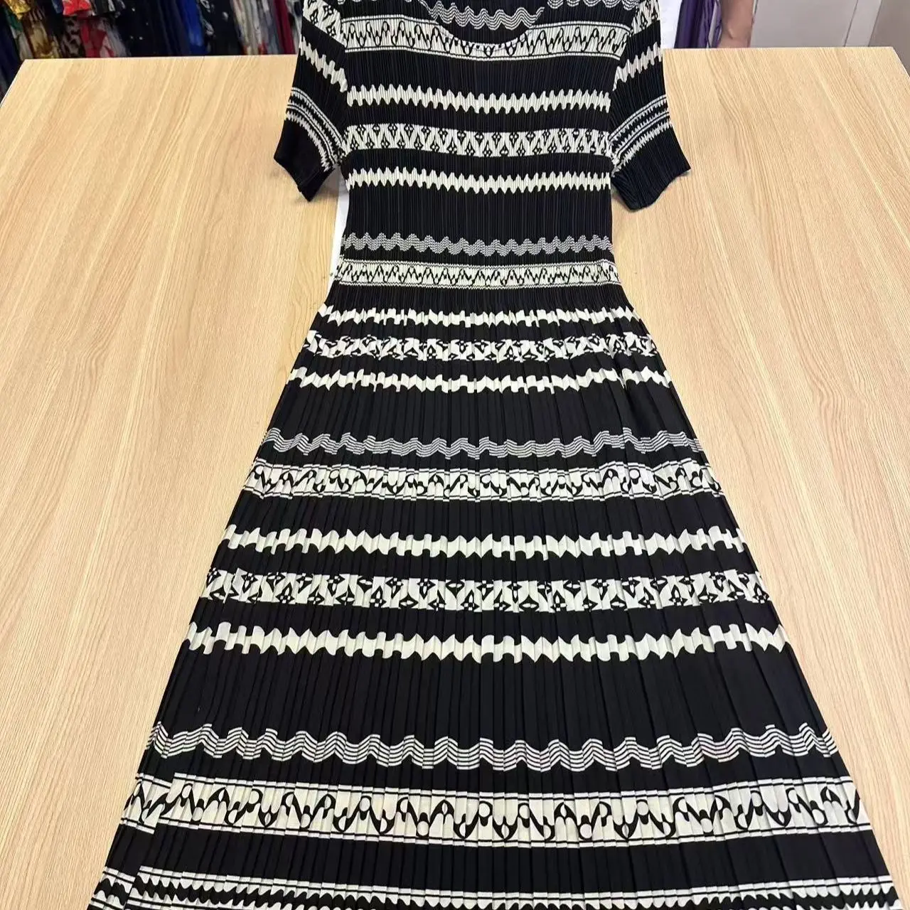 

New loose short-sleeved crew neck print chic beautiful long loose summer pleated mother dress women