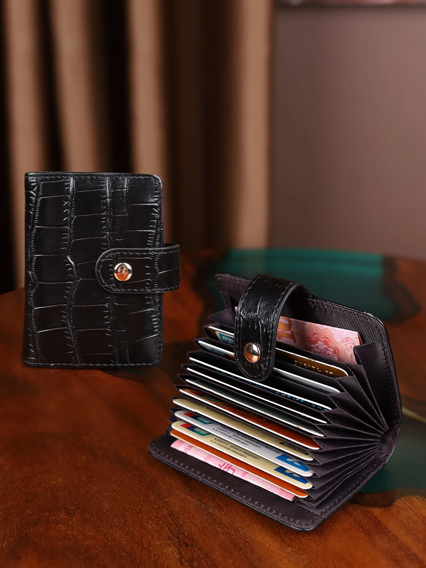 porte-cartes-compact-en-cuir-de-vachette-veritable-pour-femme-avec-plusieurs-emplacements-pour-cartes-et-rangement-pour-permis-de-conduire