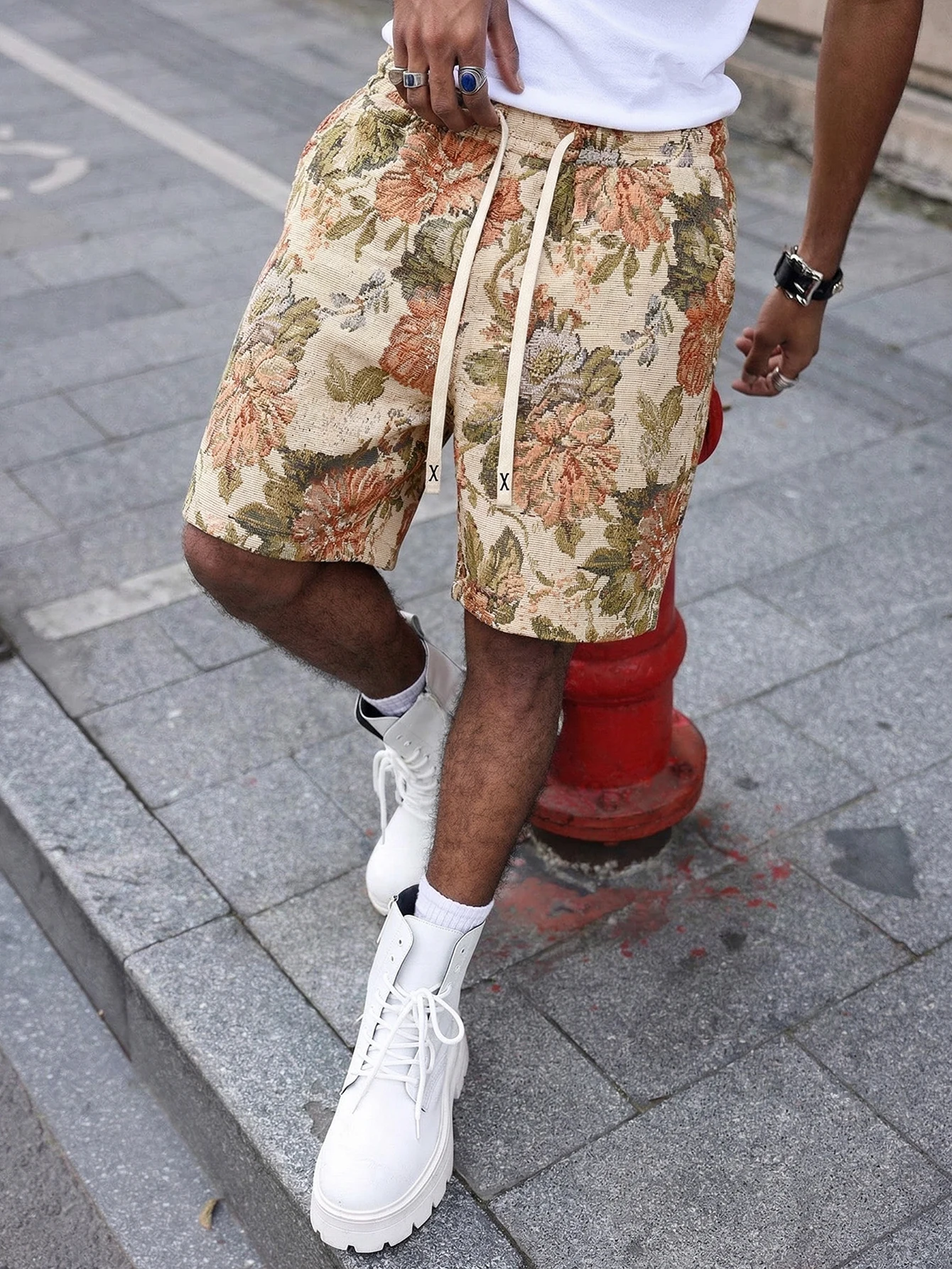 

Men's Vacation Casual Style, INS Matched With Colorful Daisy Texture Jacquard Floral Pattern Casual Shorts. Featuring Drawstrin