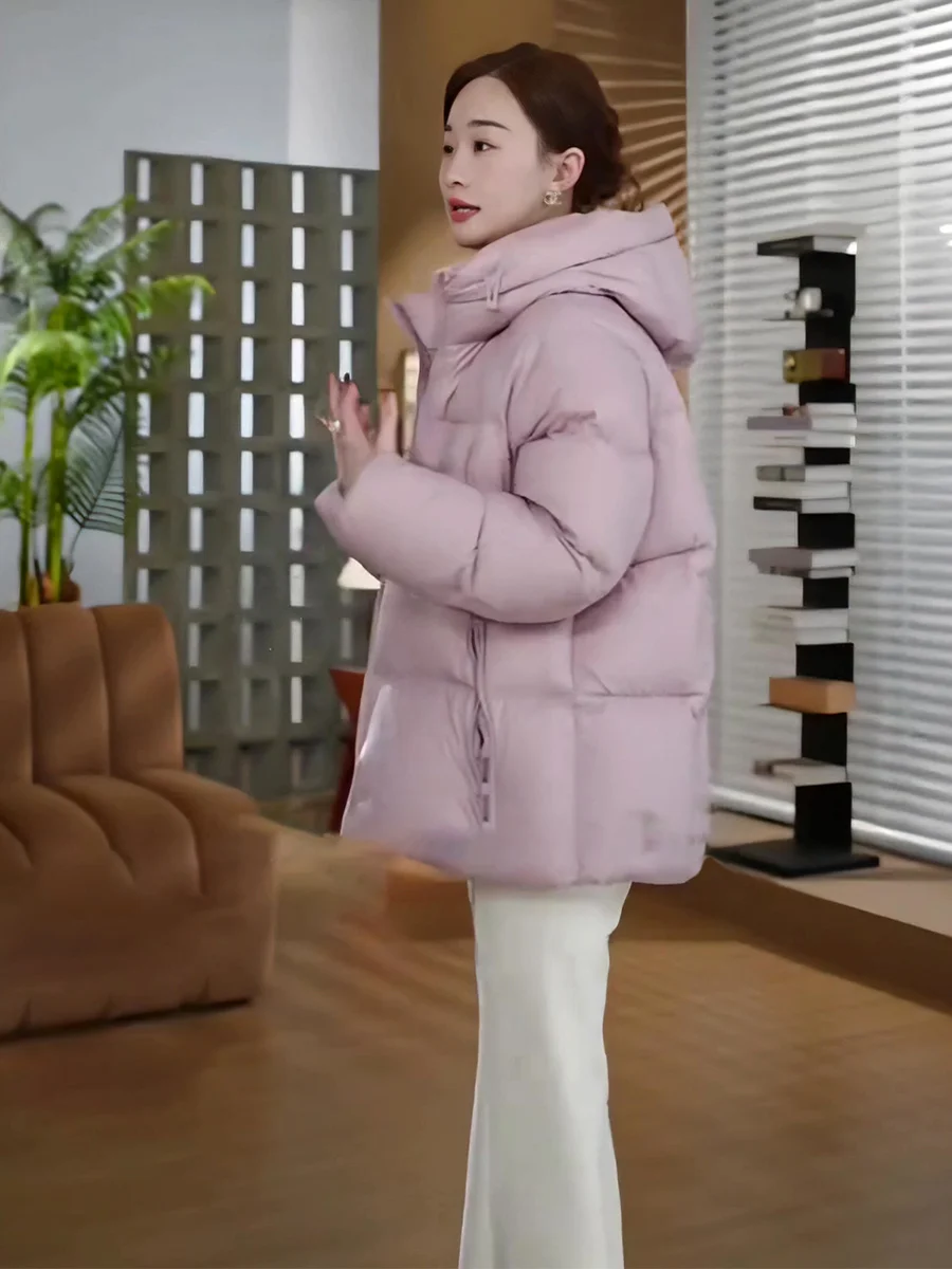 เสื้อโค้ทกันหนาวแบบมีฮู้ดสำหรับผู้หญิง ความยาวปานกลาง ขนเป็ดแท้ 90% สีขาว ให้ความอบอุ่นเหมือนก้อนเมฆ  แบบพองตัว