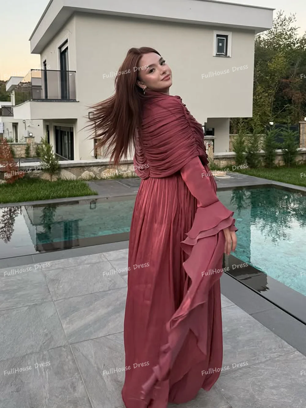 ชุดเดรสยาวมุสลิมแบบสั่งตัด คอทรงโอ ผ้าชีฟอง แต่งระบายเป็นชั้นๆ ทรงเอ แขนยาว ผ้าพลิ้ว  แบบเปิดหลัง  ความยาวแบบแม็กซี่ จับจีบ  สไตล์ซาอุดิอาระเบีย