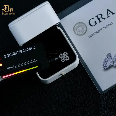Delzzad Moissanite 스파클링 100% S925 스털링 실버 클래식 네잎 클로버 펜던트 여성용 빛나는 럭셔리 절묘한 선물