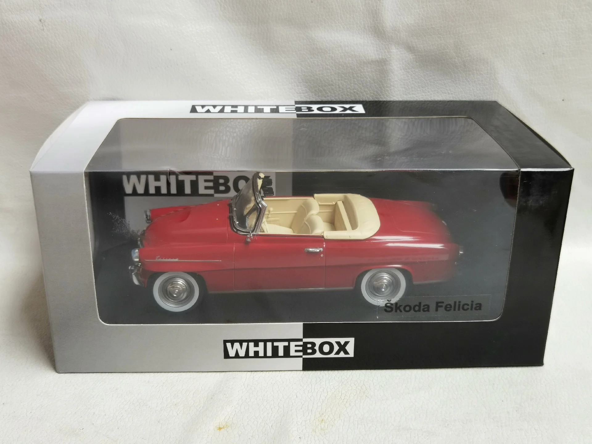 

Литой под давлением WHITEBOX масштаб 1/24 SKODA FELICIA модель автомобиля из сплава Коллекционная игрушка в подарок сувенир дисплей орнамент