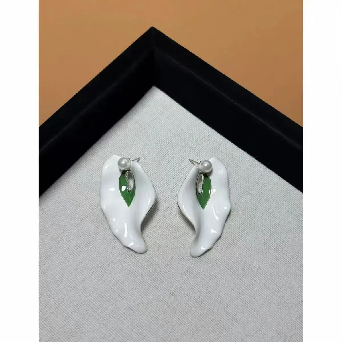 French Vintage Elegance Enamel Drip Glaze Metal Leaf Earrings for Women Suitable for Daily Commuting Outfits