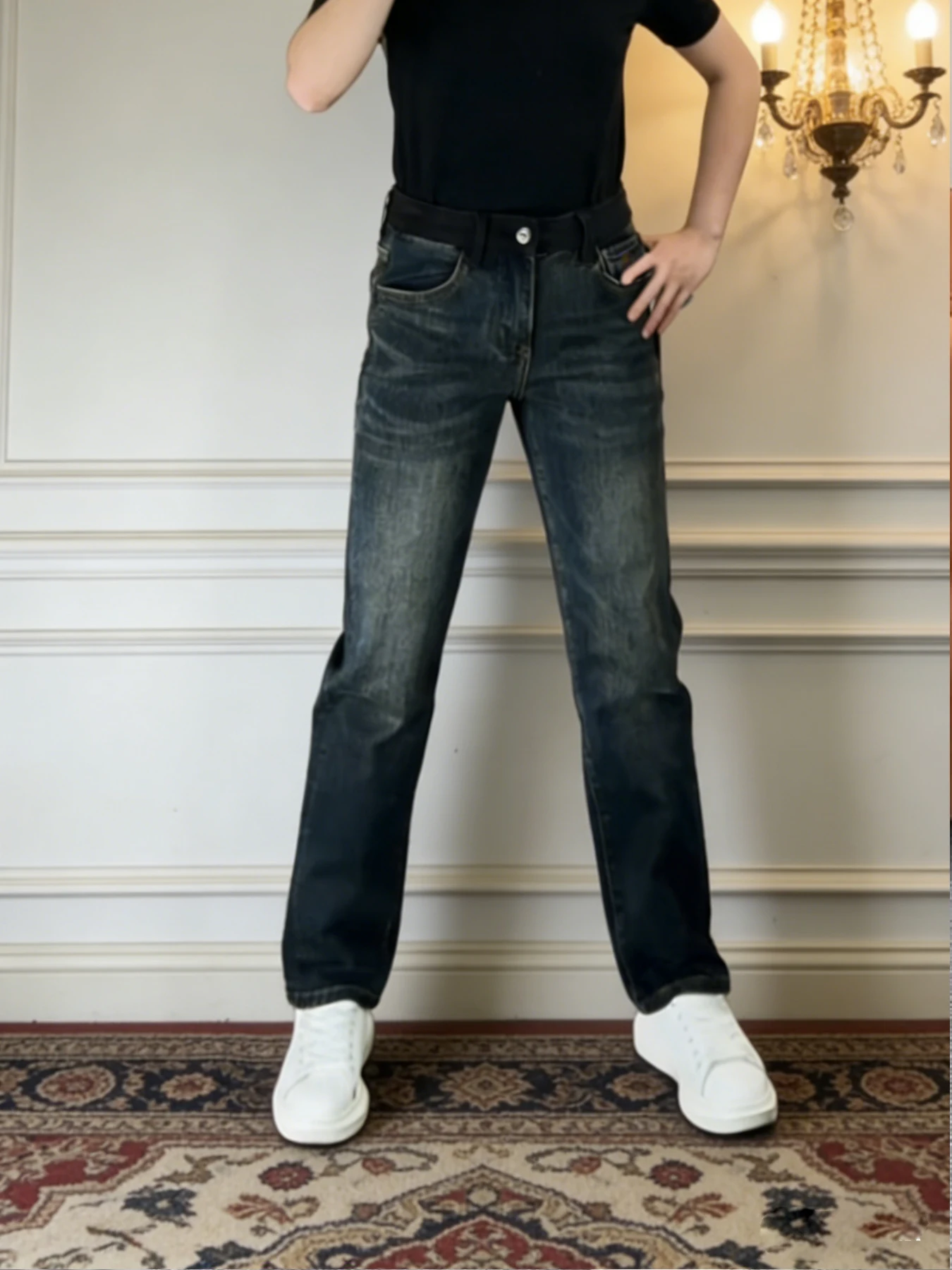 

Джинсы в стиле легкого ретро с эффектом потертости, простого кроя, подчеркивающего форму ног, подходят для различных случаев.